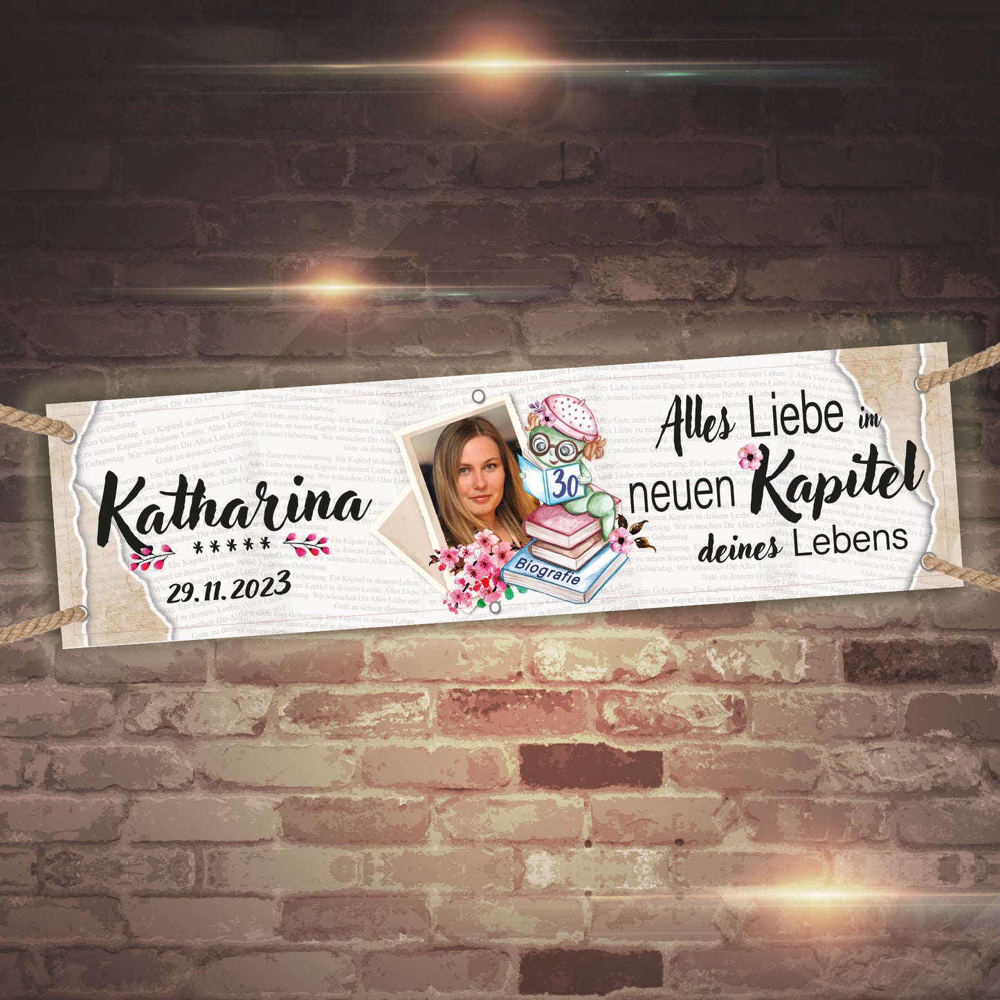 Geburtstagsbanner personalisiert mit Foto Namen, Datum mit einem süßen Lesewurm Mädchen Motiv. Schriftzug" Alles liebe im neuen Kapitel deines Lebens" Hintergrund Ziegelsteinmotiv