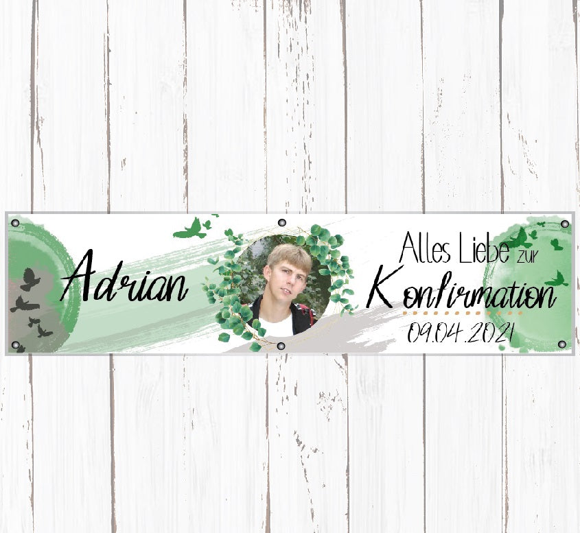 Banner Jugendweihe. Schriftzug: Alles Liebe zur Konfirmation. Mit Foto, Namen und Datum personalisierbar. Farbe hellblau mit grauen Akzenten. Tauben und Eukalyptus Kranz hellgrün. Holzhintergrund