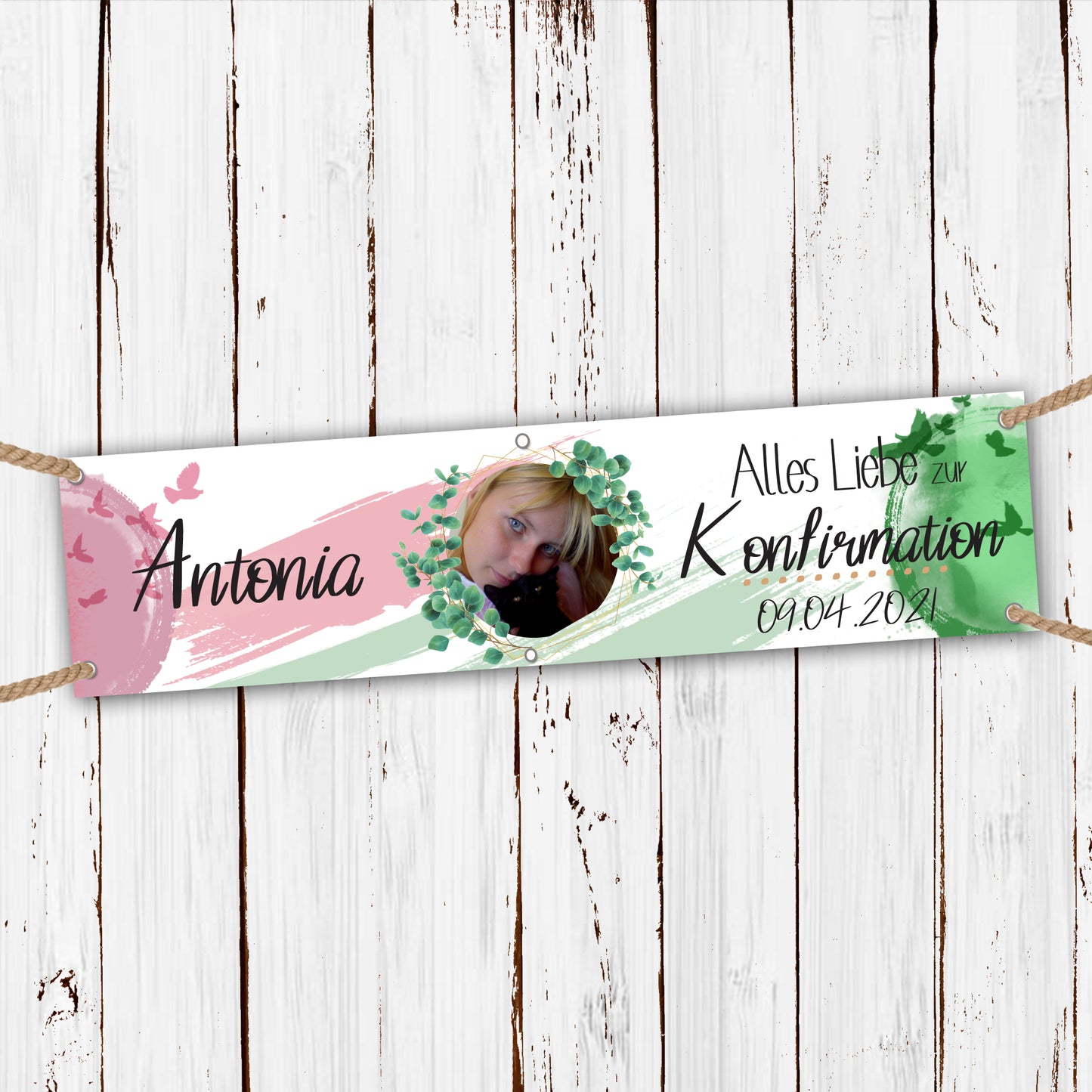 Banner Jugendweihe. Schriftzug: Alles Liebe zur Konfirmation. Mit Foto, Namen und Datum personalisierbar. Farbe rosa mit grünen Akzenten. Tauben und Eukalyptus Kranz hellgrün. Holzhintergrund