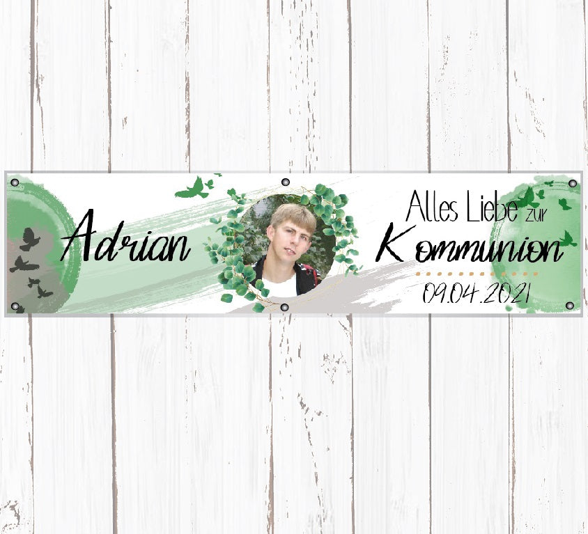 Banner Jugendweihe. Schriftzug: Alles Liebe zur Kommunion. Mit Foto, Namen und Datum personalisierbar. Farbe grün mit grauen Akzenten. Tauben und Eukalyptus Kranz. Holzhintergrund