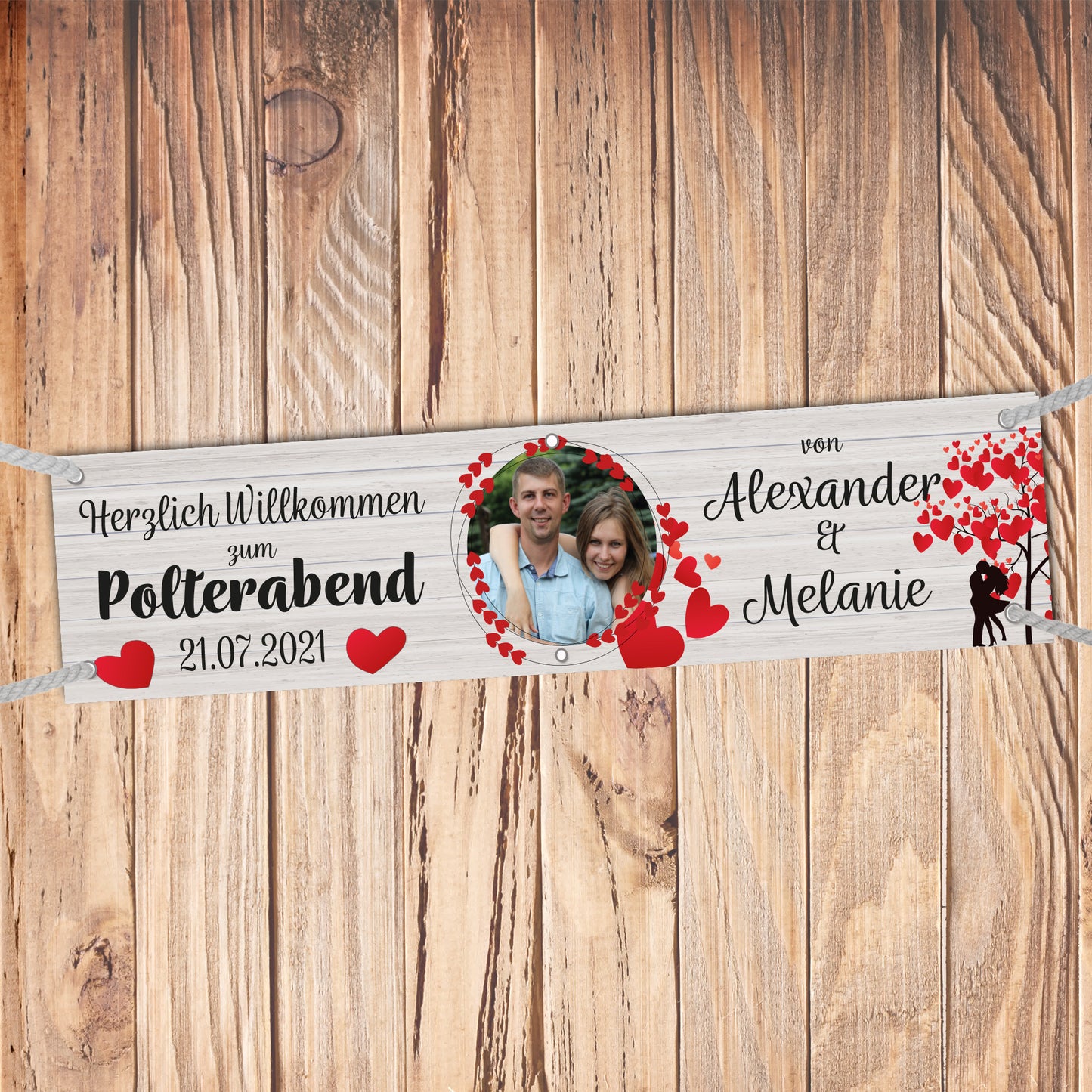 Banner Polterabend -personalisiert mit Foto und Namen  + Datum. Auf Holzhintergrund. Mit roten Herzen und Silhouette von Liebespaar unter herzen Baum. 