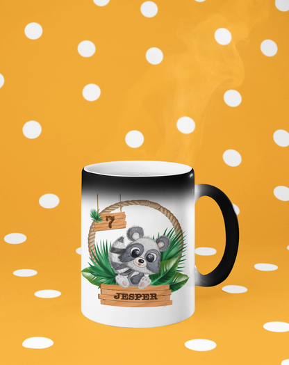 Magic Mug Tasse -Jungle Design mit niedlichen Waschbär Motiv - personalisiert